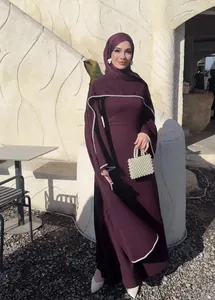 Elegantes dunkelviolettes langärmeliges Abendkleid mit Perlenbesatz und Hijab