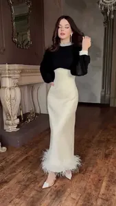 Elegante zwart-witte jurk in Hepburn-stijl met pareltaille en een veren zoom