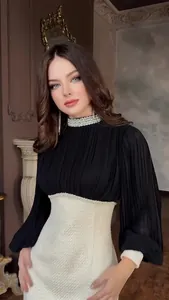 Elegante Hepburn-stijl jurk met parelversieringen en getextureerde rok in zwart en wit