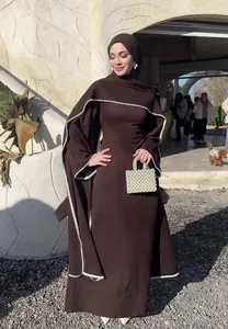 Elegantes schokoladenbraunes langärmeliges Maxikleid mit feinen weißen Perlenbesatzdetails