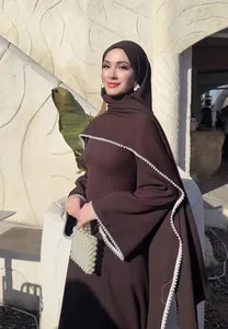 Elegantes braunes Langarm-Abendkleid mit Perlenbesatz für Damen in Luxusqualität