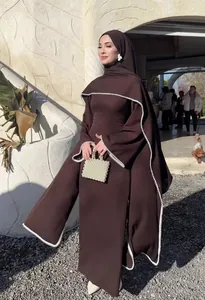 Elegantes braunes Kleid mit Perlenbesatz, langen Ärmeln und passendem Hidschab