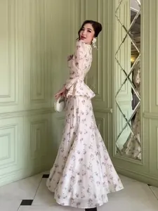 Elegante set floreale due pezzi con top a peplo a maniche lunghe e gonna lunga fluida