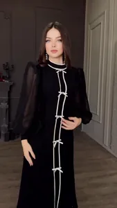 Robe longue noire élégante avec nœuds blancs et manches bouffantes transparentes d'automne