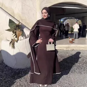 Elegantes braunes langärmeliges Abaya-Kleid mit Perlenbesatz und passendem Hidschab.