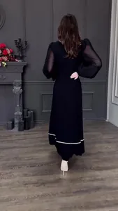 Vue arrière d'une robe longue noire élégante avec manches bouffantes voilées.