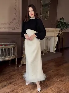 Elegante maxi-jurk in Hepburn-stijl met parelkraag en zoom met verenafwerking voor dames