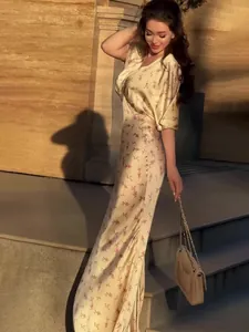 Elegante abito lungo in raso a fiori vintage con maniche corte per la moda estiva