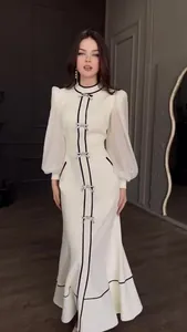 Robe longue blanche à manches longues élégante avec liseré noir et nœuds décoratifs