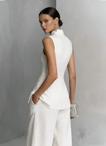Elegantes weißes Leinen-Set mit ärmellosem Oberteil und weiter Hose an einem Modell