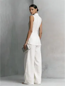 Seitenansicht eines eleganten weißen ärmellosen Sets aus Baumwollleinen mit weiter Hose