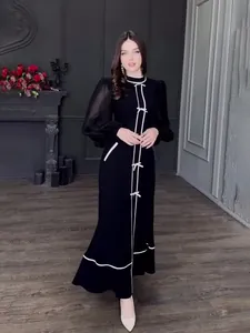 Robe longue noire élégante avec nœuds blancs décoratifs et manches bouffantes en organza
