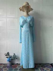 Elegantes hellblaues langärmliges Maxikleid mit Blumenmuster und V-Ausschnitt Ansicht