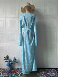 Rückansicht eines eleganten hellblauen Maxikleides mit Blumenprint und Taillenband