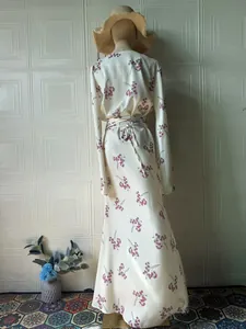 Elegantes langärmeliges Maxikleid mit Blumenmuster, V-Ausschnitt und Taillenband-Rückansicht