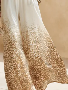 Vista dettagliata dei pantaloni larghi da vacanza con stampa leopardata sfumata elegante