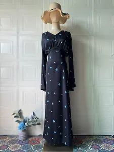 Elegantes Maxikleid mit Blumenmuster, V-Ausschnitt und langen Ärmeln aus schwarzem Satin