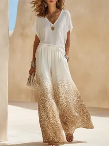 Set vacanza boho con top bianco scollo a V e pantaloni larghi con stampa leopardo sfumata
