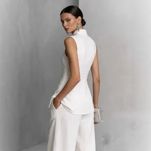 Elegantes Set aus weißem ärmellosem Baumwoll-Leinen-Top und weiter Hose für Damen