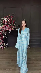 Elegantes langärmeliges blaues Maxikleid mit V-Ausschnitt und seidigem Blumenmuster