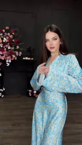Detailansicht eines eleganten hellblauen langärmeligen Maxikleides mit Blumenmuster