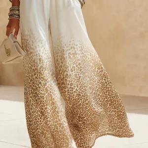 Eleganti pantaloni a gamba larga a vita alta con sfumatura da bianco a stampa leopardata.