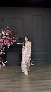 Elegantes langärmliges Maxikleid mit Blumenmuster und V-Ausschnitt aus Satin.
