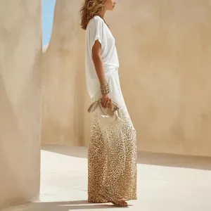 Set chic a due pezzi con top bianco scollo a V e pantaloni larghi con stampa leopardata.