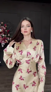 Elegantes langärmeliges V-Ausschnitt Satin-Maxikleid mit Blumenmuster an einem Modell