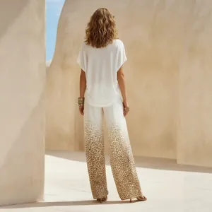 Elegante top bianco e pantaloni a gamba larga con stampa leopardata sfumata per vacanze