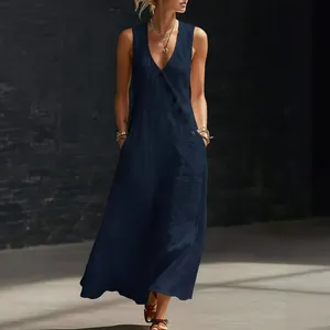 Détail de la robe maxi sans manches à col en V bleu marine avec boutons en biais.