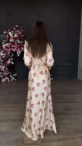 Elegantes langärmliges Blumen-Maxikleid aus seidigem Satin, Detailansicht der Rückseite.