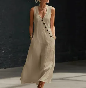 Robe longue sans manches à col en V avec boutons diagonaux et poches latérales chic.
