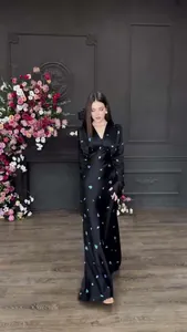 Elegantes schwarzes Maxikleid aus Satin mit V-Ausschnitt und blauen Blumendrucken