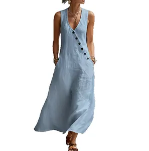 Vue détaillée de la robe longue bleu clair sans manches avec col en V et boutons en biais