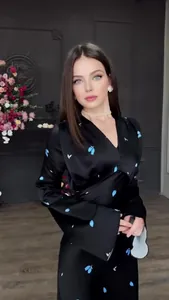Elegantes schwarzes V-Ausschnitt Langarm-Satin-Kleid mit blauem Tulpenmuster-Print