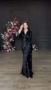 Elegantes schwarzes Satin-Maxikleid mit V-Ausschnitt und blauen Blattmuster-Details