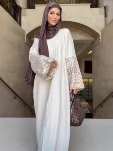 Elegant bohemian loose long dress with vintage printed sleeves for autumn fashion