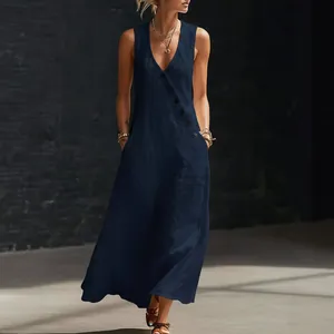 Élégante robe longue bleu marine sans manches à col en V avec boutons en diagonale