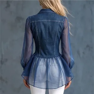 Vue arrière détaillée d'un haut élégant en patchwork de denim avec manches en maille
