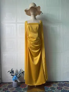 Elegante gele satijnen avondjurk met lange sjaalmouwen en een gedrapeerd tailleontwerp
