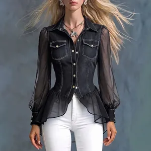 Détail d'un haut en jean avec manches en tulle et surpiqûres blanches contrastées