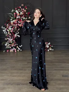 Elegantes langärmeliges Satin-Maxikleid mit V-Ausschnitt und blauem Blumendruck.