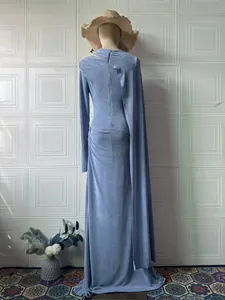 Vista trasera de un vestido largo azul claro de manga larga con elegante drapeado asimétrico