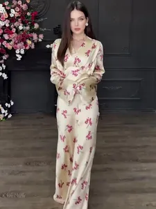 Elegantes, seidiges Maxikleid mit langen Ärmeln, V-Ausschnitt und zartem Blumendruck