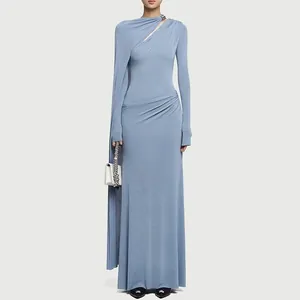 Vista detallada de un elegante vestido largo azul claro de manga larga con escote asimétrico.