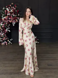 Elegantes V-Ausschnitt Langarm-Maxikleid mit Blumenmuster aus glattem Satin für Damenabende