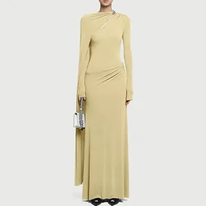 Elegante vestido largo ajustado de manga larga con escote asimétrico en verde claro