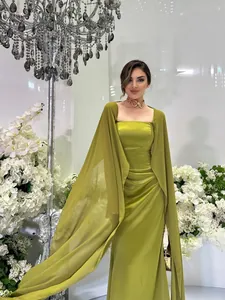 Elegante olijfgroene avondjurk met lange transparante sjaal in luxe bloemendecor
