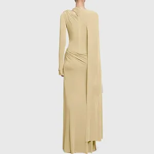 Elegante vestido de noche beige entallado con manga larga y diseño drapeado atrás